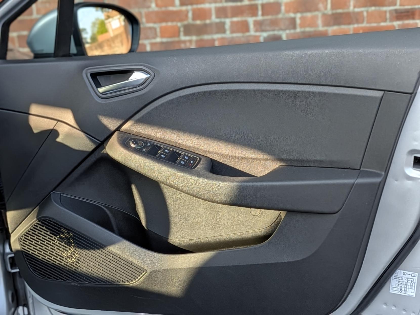 Renault Clio 1.0 TCe Iconic Edition Hatchback 5dr Petrol Manual Euro 6 (s/s) (90 ps)