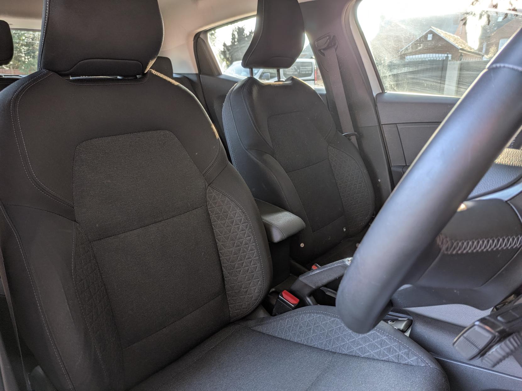 Renault Clio 1.0 TCe Iconic Edition Hatchback 5dr Petrol Manual Euro 6 (s/s) (90 ps)