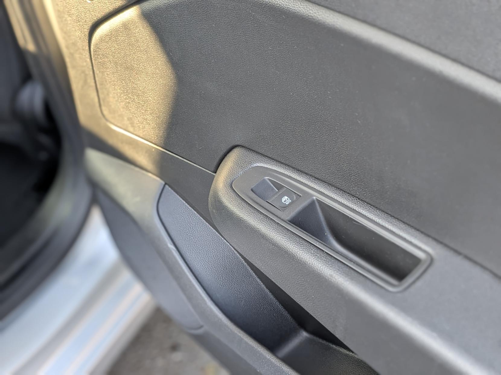 Renault Clio 1.0 TCe Iconic Edition Hatchback 5dr Petrol Manual Euro 6 (s/s) (90 ps)