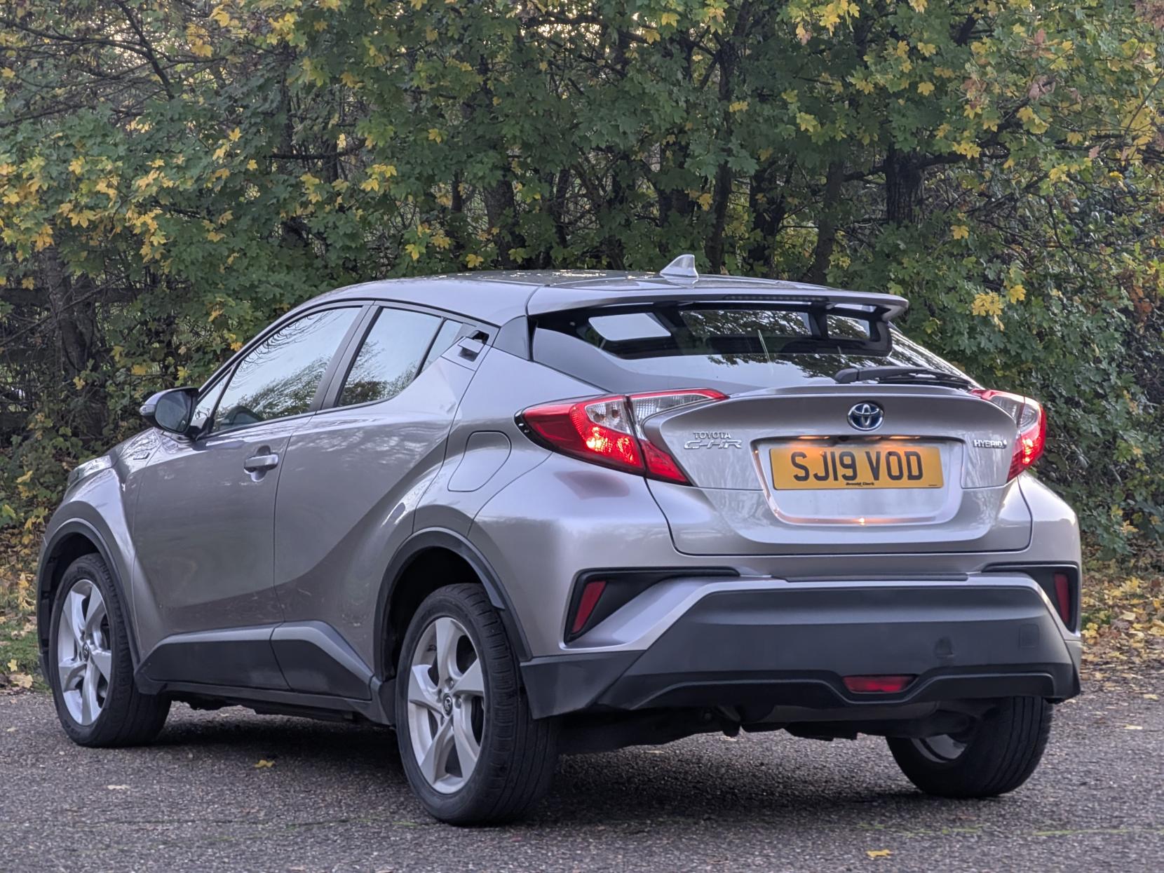 Toyota C-HR 1.8 VVT-h Icon SUV 5dr Petrol Hybrid CVT Euro 6 (s/s) (122 ps)