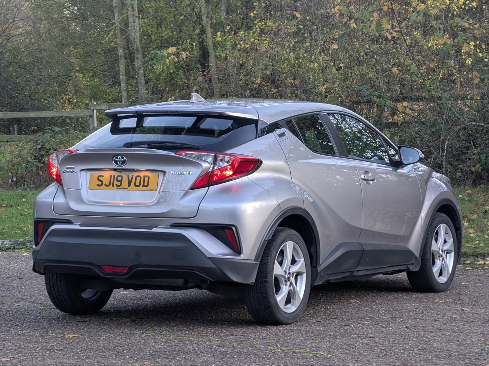 Toyota C-HR 1.8 VVT-h Icon SUV 5dr Petrol Hybrid CVT Euro 6 (s/s) (122 ps)