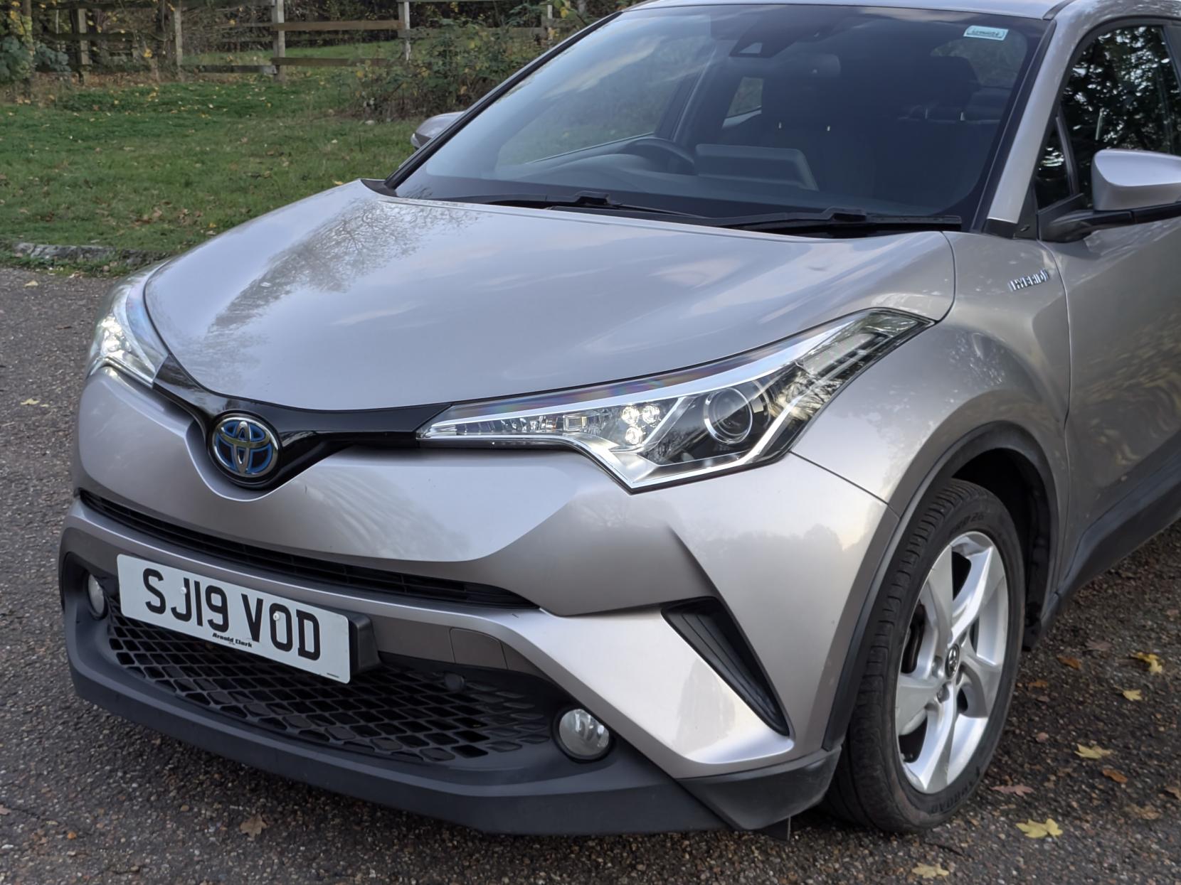 Toyota C-HR 1.8 VVT-h Icon SUV 5dr Petrol Hybrid CVT Euro 6 (s/s) (122 ps)