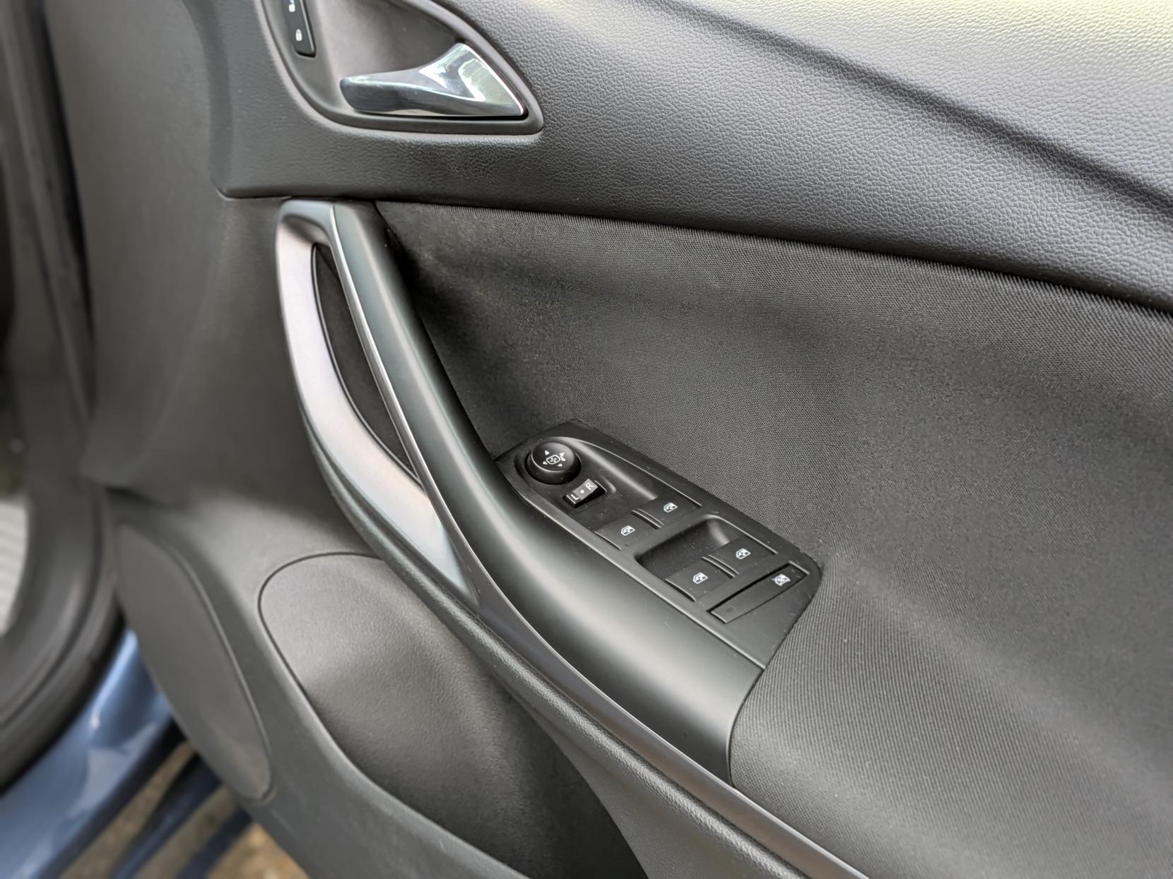 Vauxhall Astra 1.4i Turbo Tech Line Hatchback 5dr Petrol Manual Euro 6 (125 ps)