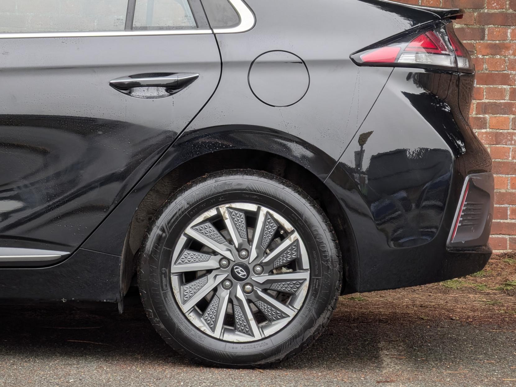 Hyundai IONIQ 38.3kWh Premium Hatchback 5dr Electric Auto (136 ps)