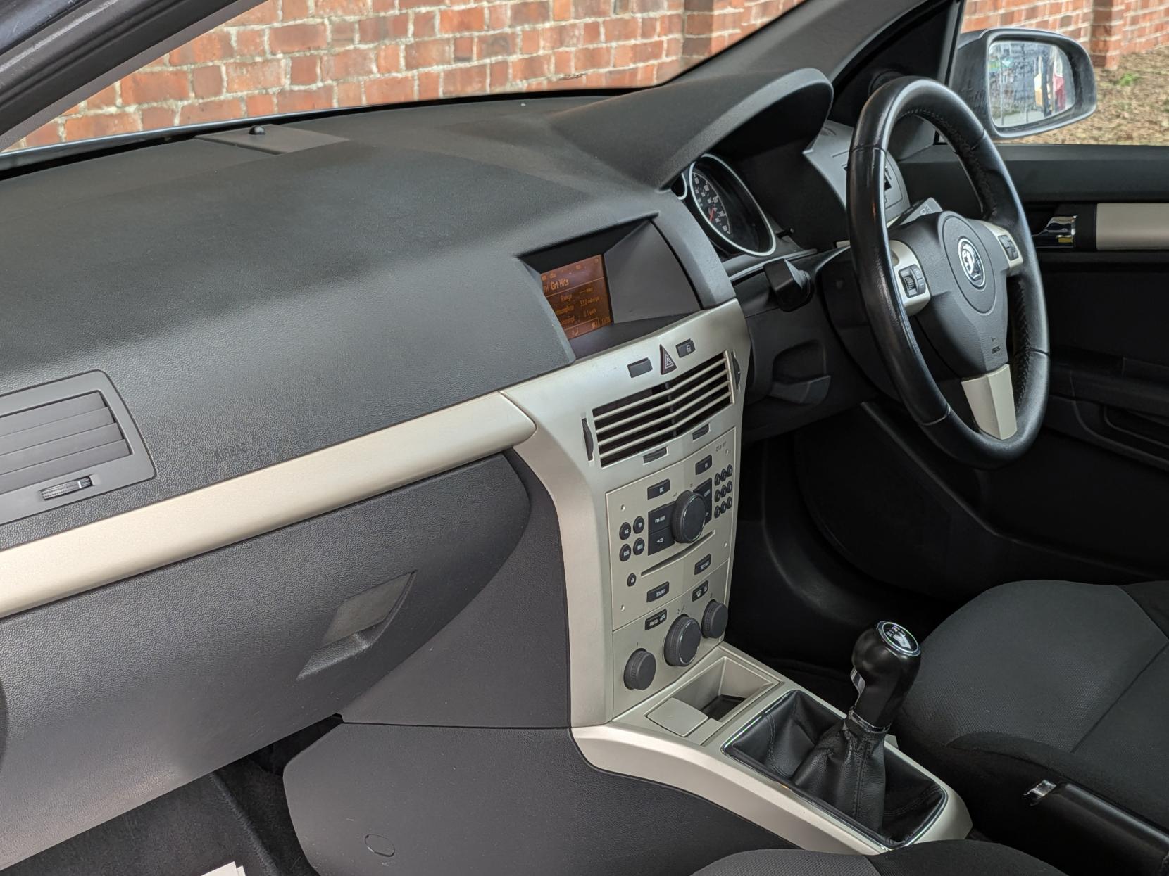 Vauxhall Astra 1.6 VVT 16v Breeze Hatchback 5dr Petrol Manual (156 g/km, 113 bhp)