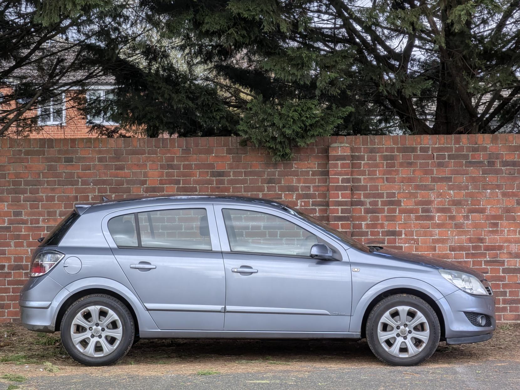 Vauxhall Astra 1.6 VVT 16v Breeze Hatchback 5dr Petrol Manual (156 g/km, 113 bhp)