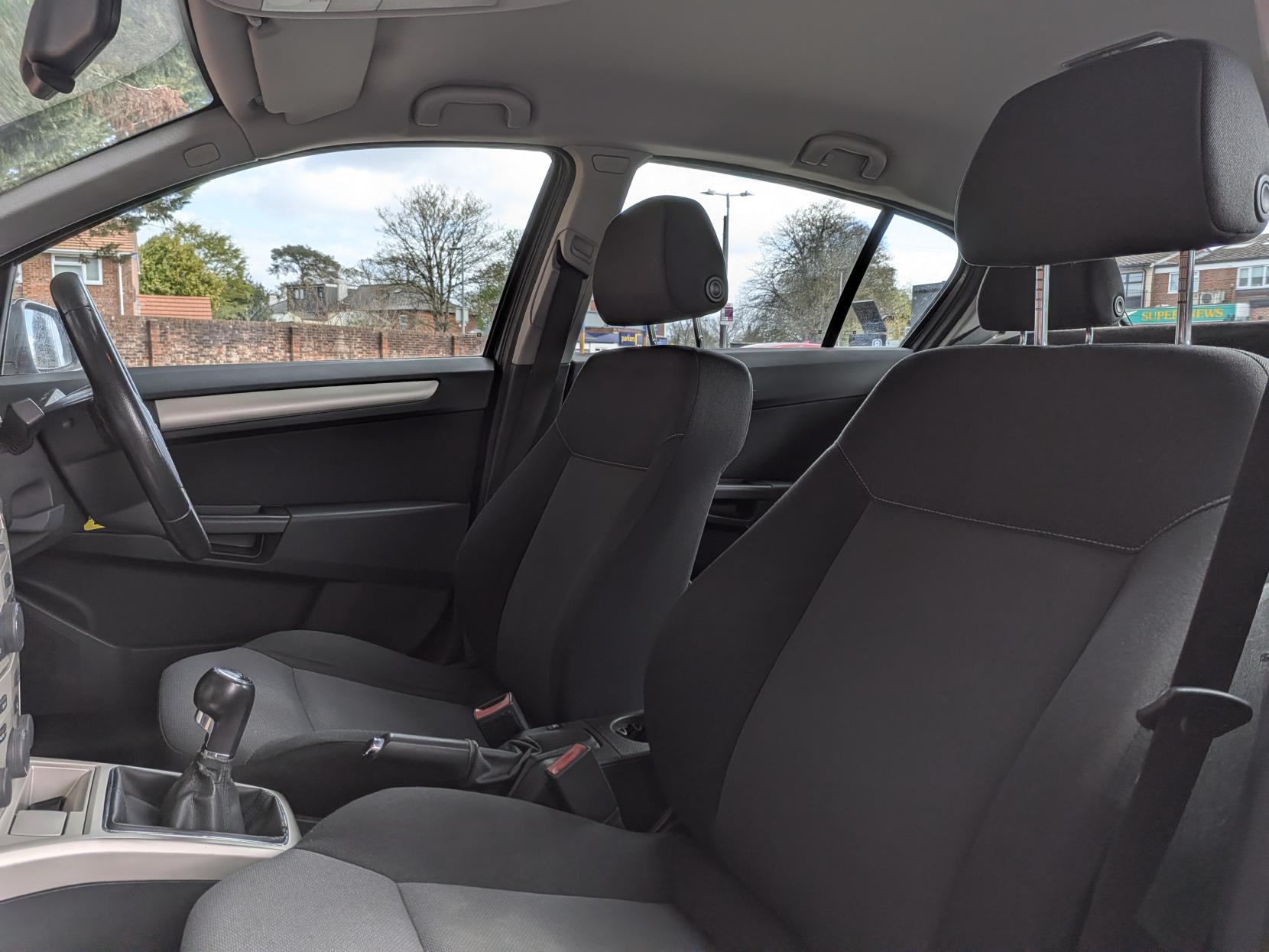 Vauxhall Astra 1.6 VVT 16v Breeze Hatchback 5dr Petrol Manual (156 g/km, 113 bhp)