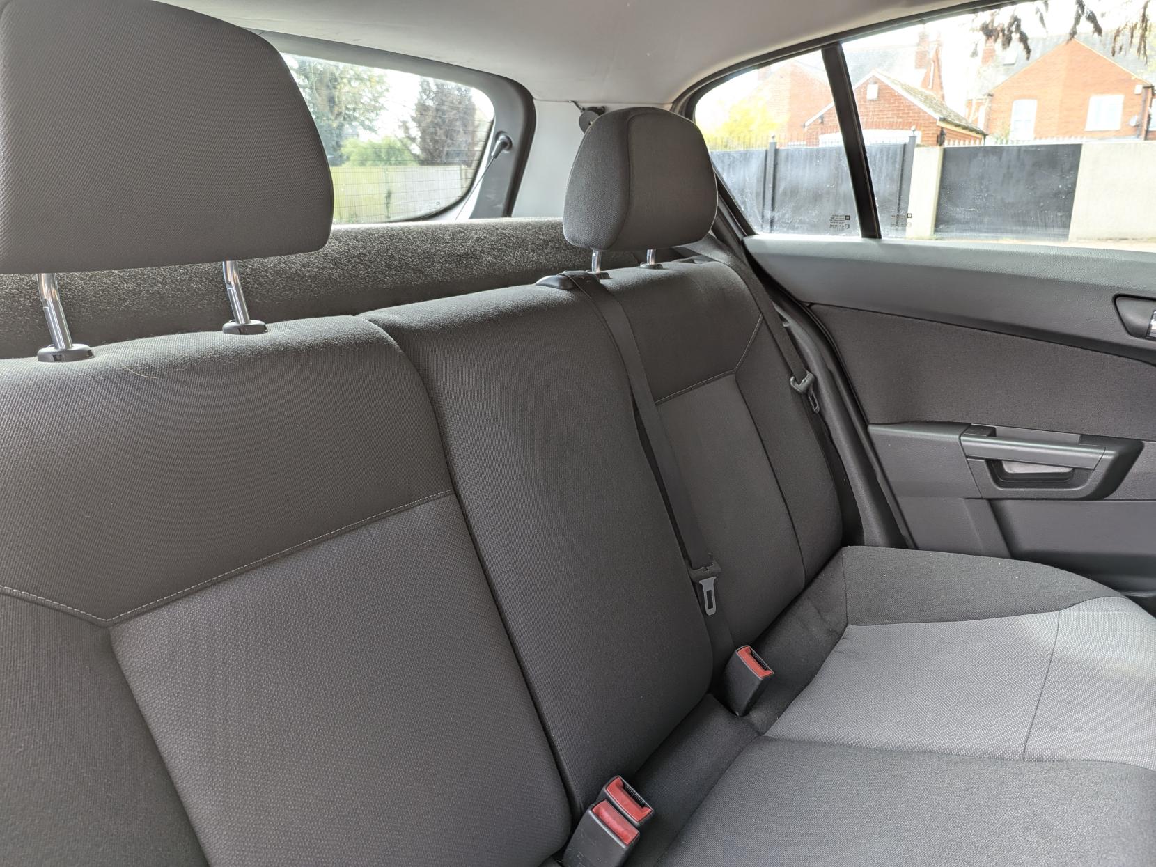 Vauxhall Astra 1.6 VVT 16v Breeze Hatchback 5dr Petrol Manual (156 g/km, 113 bhp)