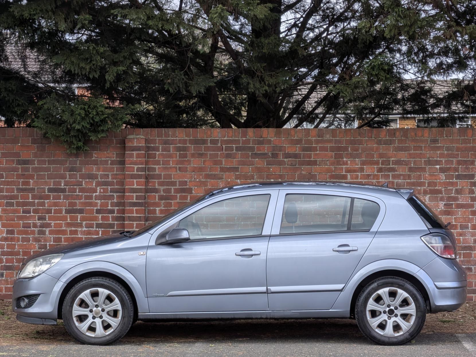 Vauxhall Astra 1.6 VVT 16v Breeze Hatchback 5dr Petrol Manual (156 g/km, 113 bhp)