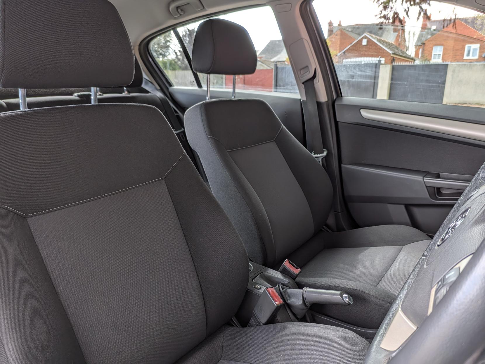 Vauxhall Astra 1.6 VVT 16v Breeze Hatchback 5dr Petrol Manual (156 g/km, 113 bhp)