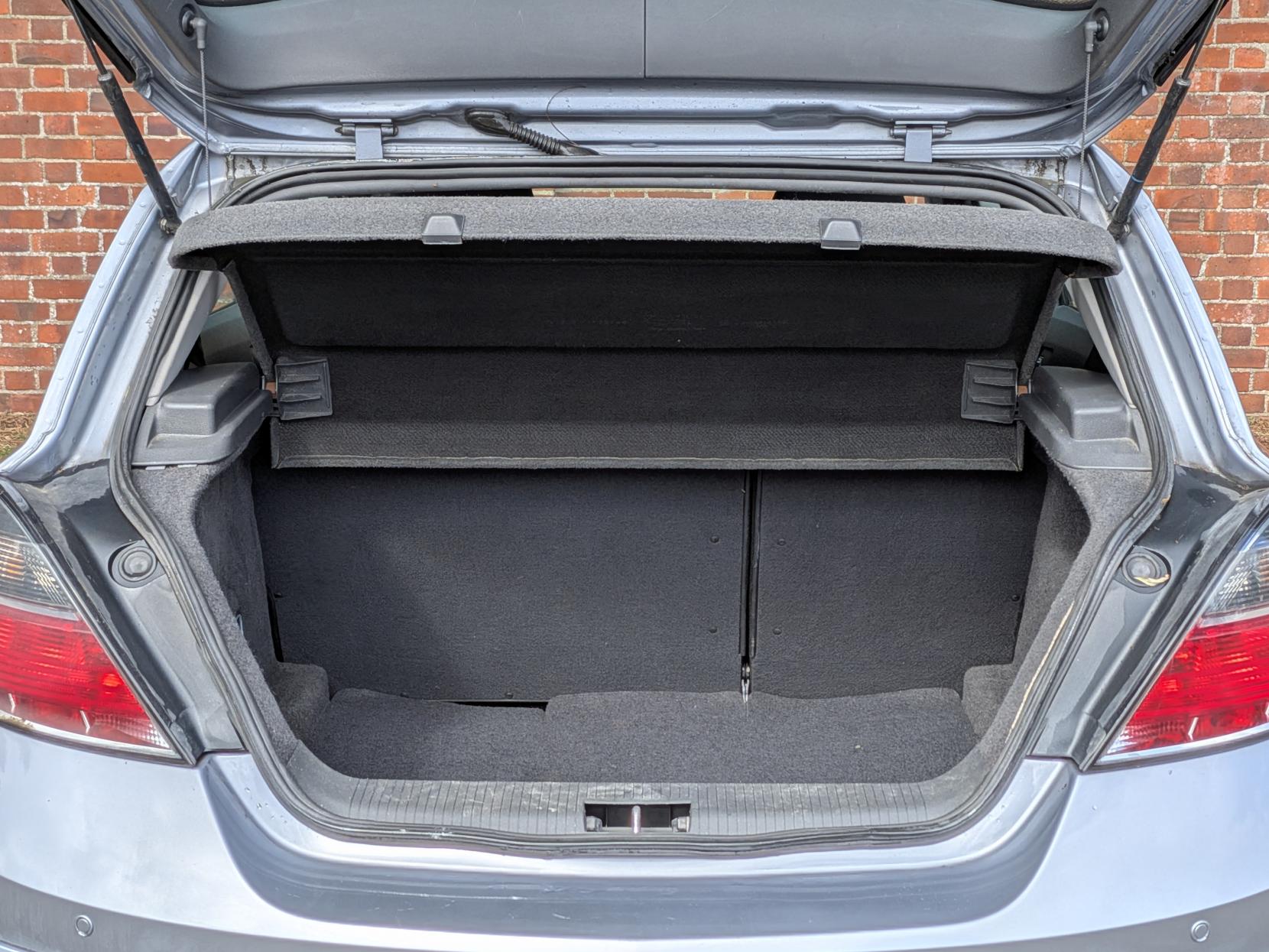 Vauxhall Astra 1.6 VVT 16v Breeze Hatchback 5dr Petrol Manual (156 g/km, 113 bhp)