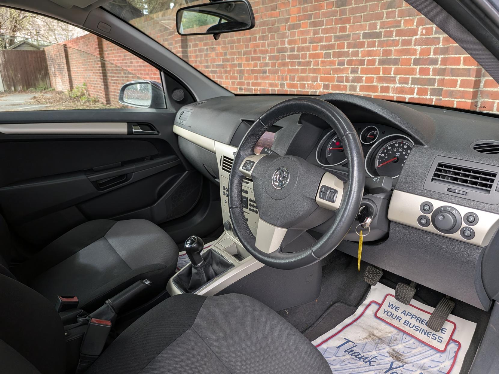 Vauxhall Astra 1.6 VVT 16v Breeze Hatchback 5dr Petrol Manual (156 g/km, 113 bhp)