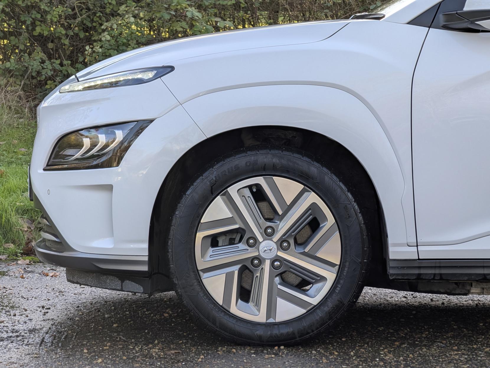 Hyundai KONA 64kWh Premium SUV 5dr Electric Auto (10.5kW Charger) (204 ps)