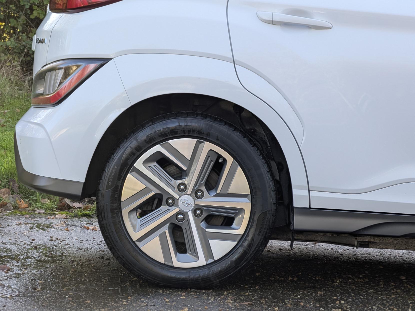 Hyundai KONA 64kWh Premium SUV 5dr Electric Auto (10.5kW Charger) (204 ps)