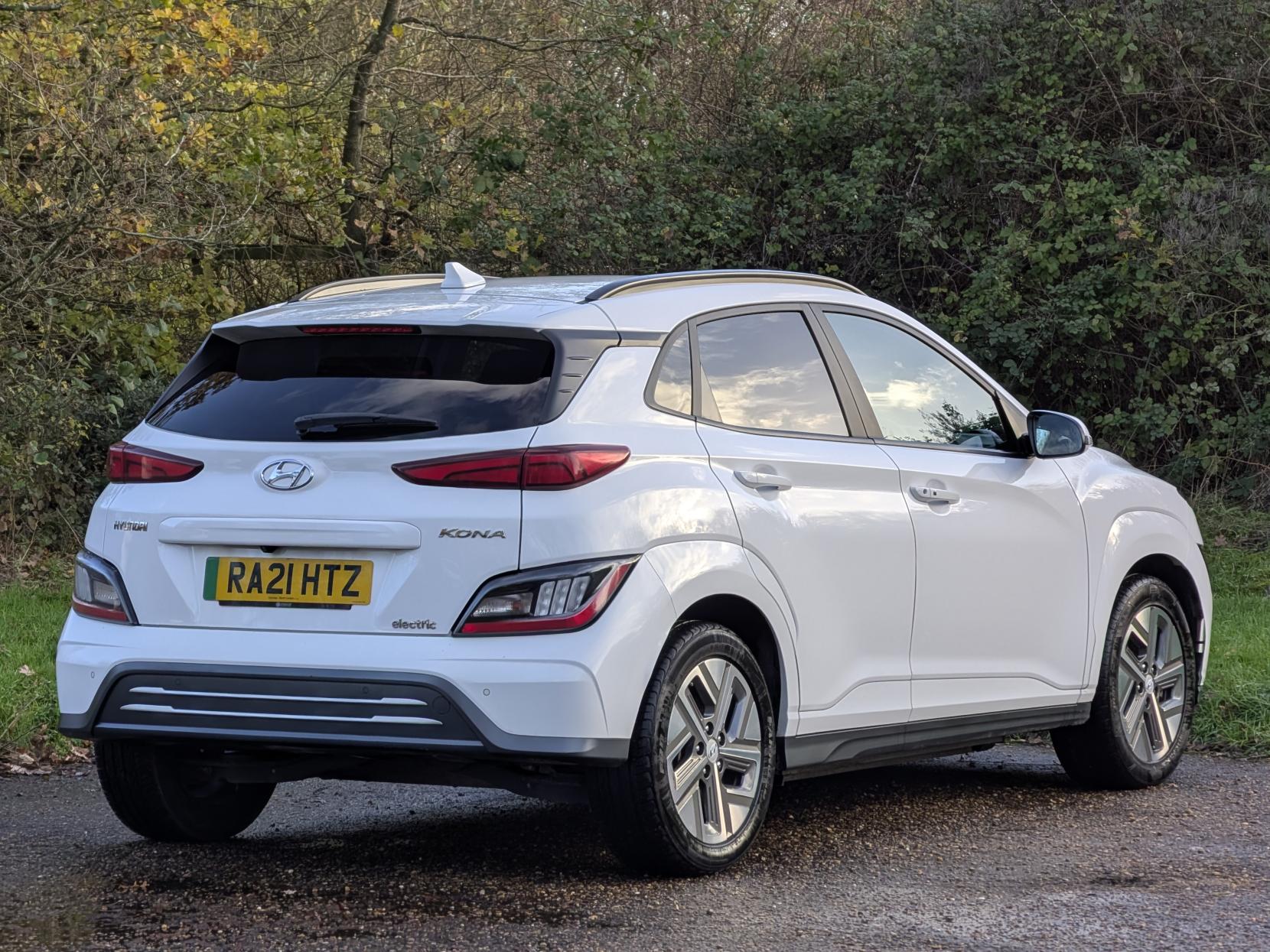 Hyundai KONA 64kWh Premium SUV 5dr Electric Auto (10.5kW Charger) (204 ps)