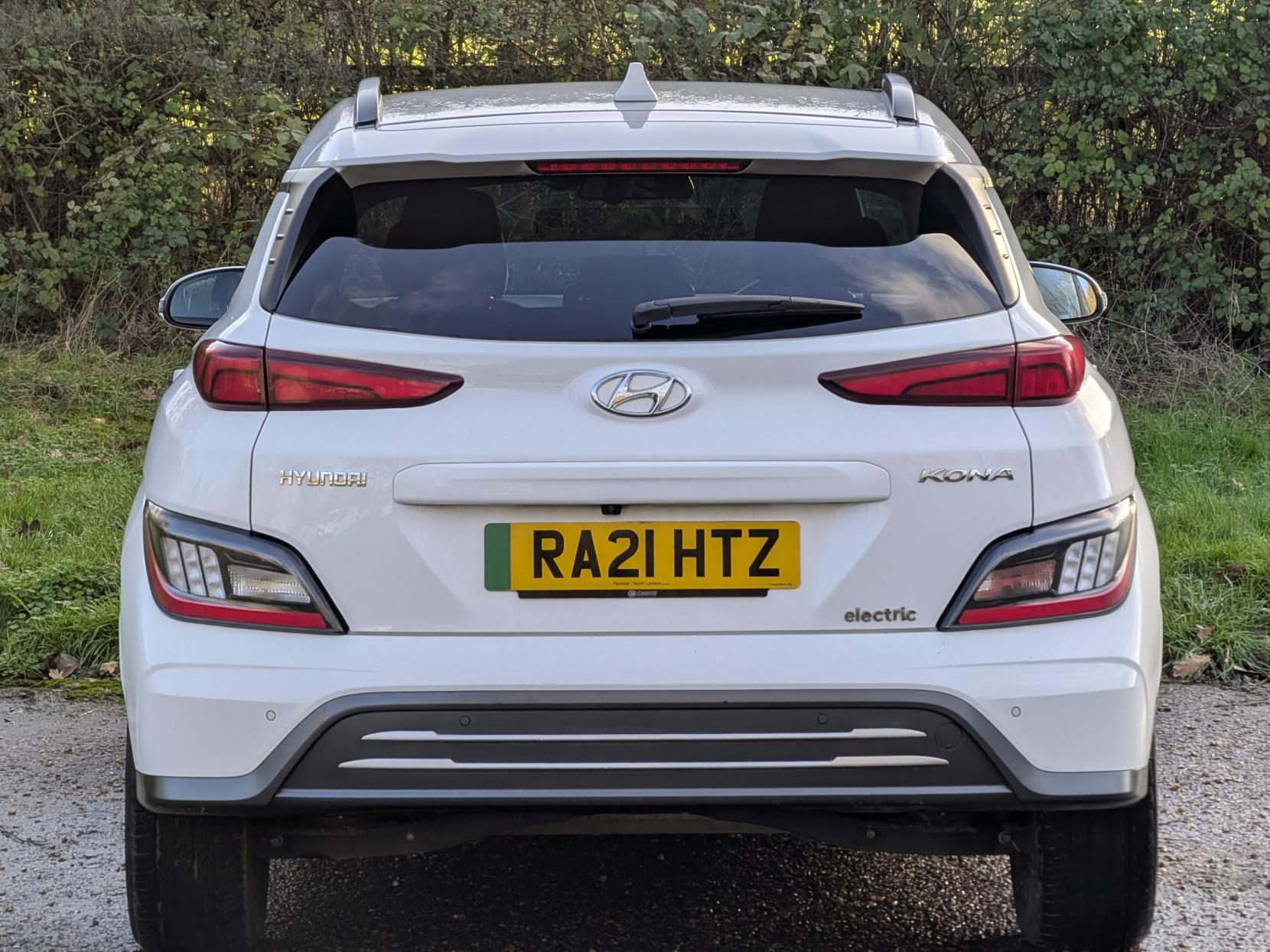 Hyundai KONA 64kWh Premium SUV 5dr Electric Auto (10.5kW Charger) (204 ps)