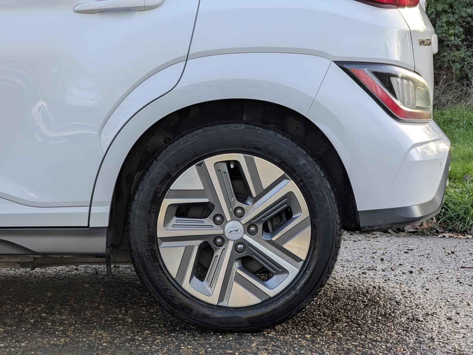 Hyundai KONA 64kWh Premium SUV 5dr Electric Auto (10.5kW Charger) (204 ps)