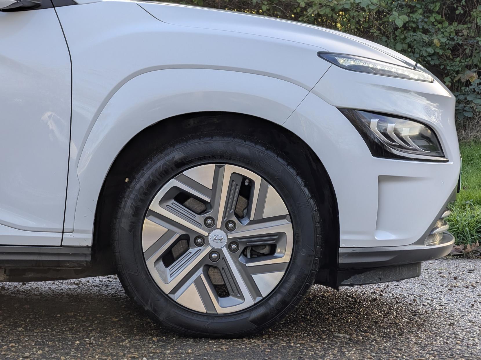 Hyundai KONA 64kWh Premium SUV 5dr Electric Auto (10.5kW Charger) (204 ps)