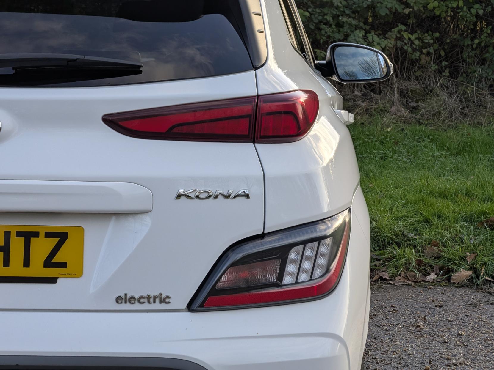 Hyundai KONA 64kWh Premium SUV 5dr Electric Auto (10.5kW Charger) (204 ps)