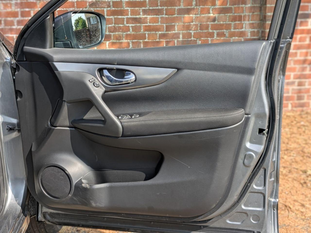 Nissan Qashqai 1.2 DIG-T N-Connecta SUV 5dr Petrol Manual Euro 6 (s/s) (115 ps)