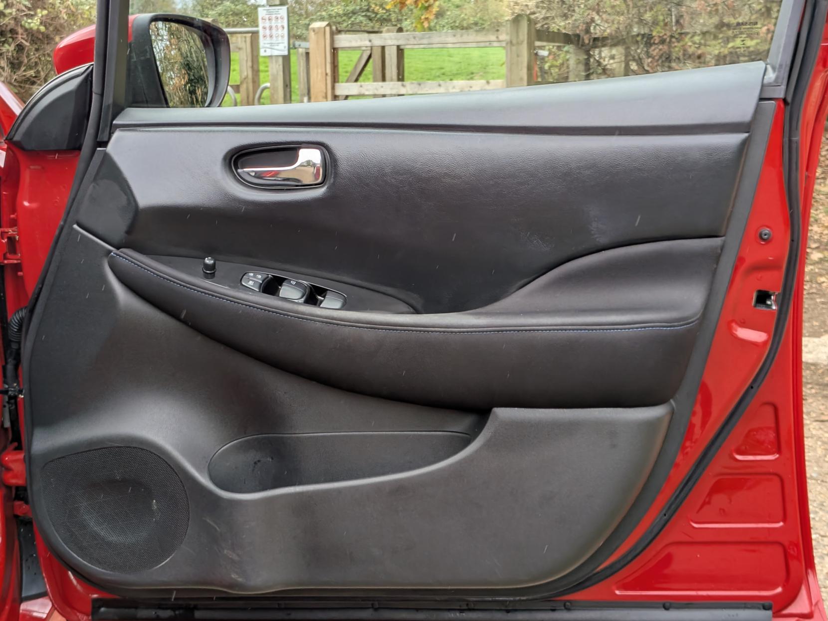 Nissan Leaf 40kWh Acenta Hatchback 5dr Electric Auto (150 ps)