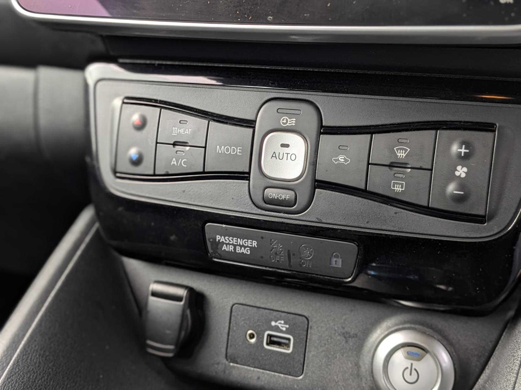 Nissan Leaf 40kWh Acenta Hatchback 5dr Electric Auto (150 ps)