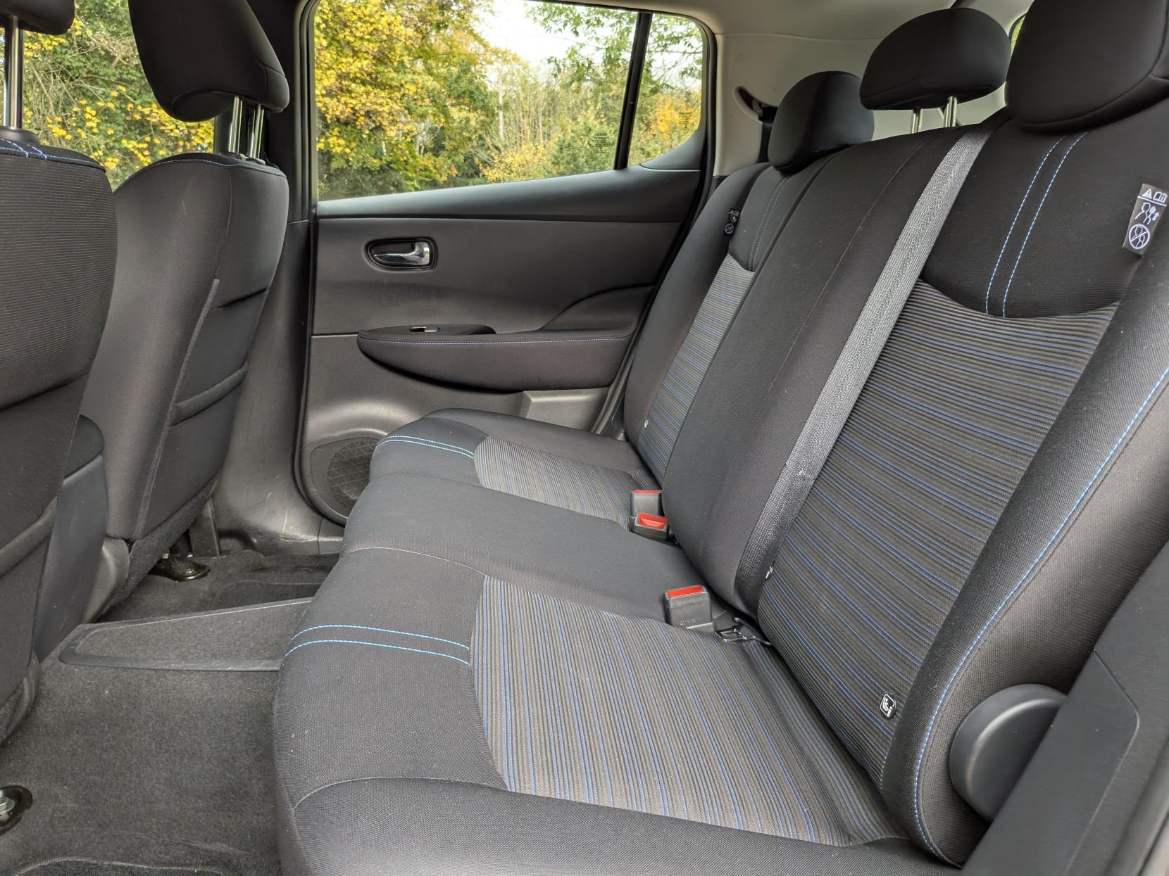 Nissan Leaf 40kWh Acenta Hatchback 5dr Electric Auto (150 ps)