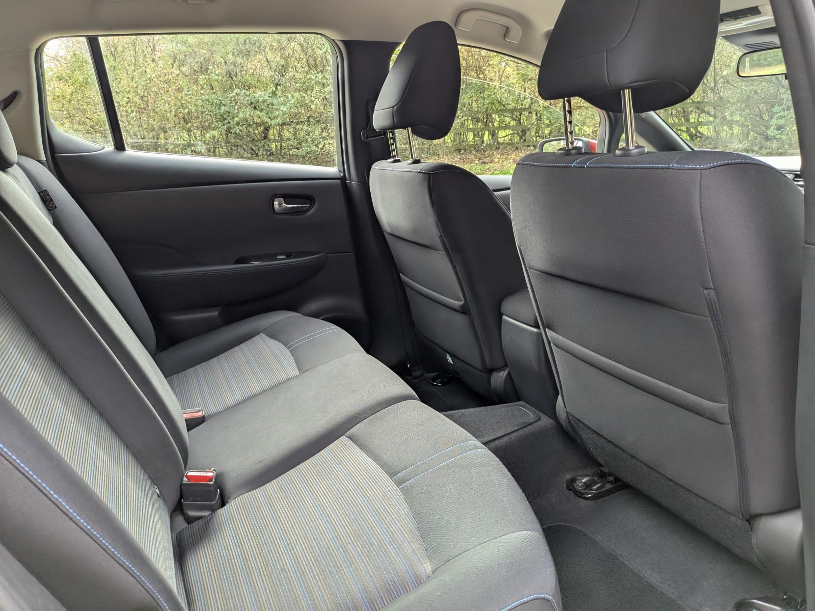 Nissan Leaf 40kWh Acenta Hatchback 5dr Electric Auto (150 ps)