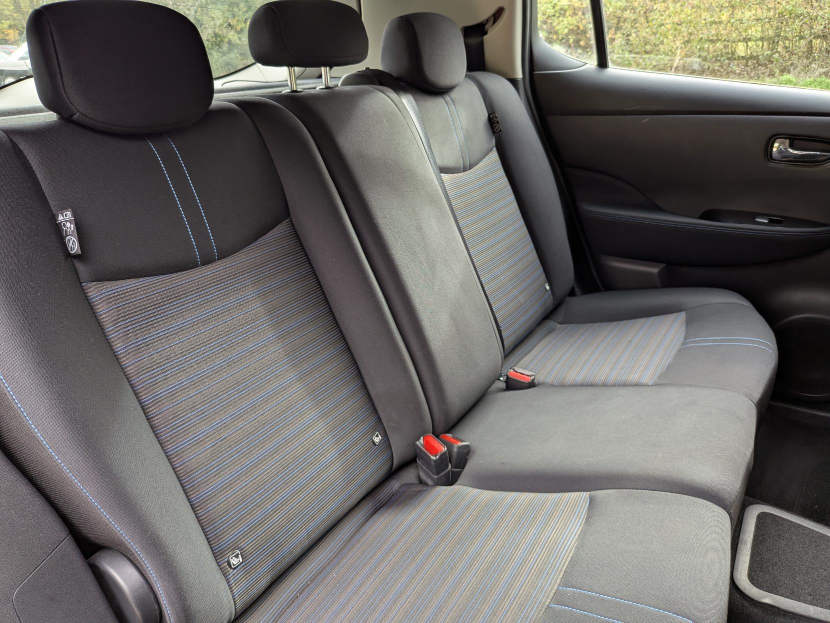 Nissan Leaf 40kWh Acenta Hatchback 5dr Electric Auto (150 ps)