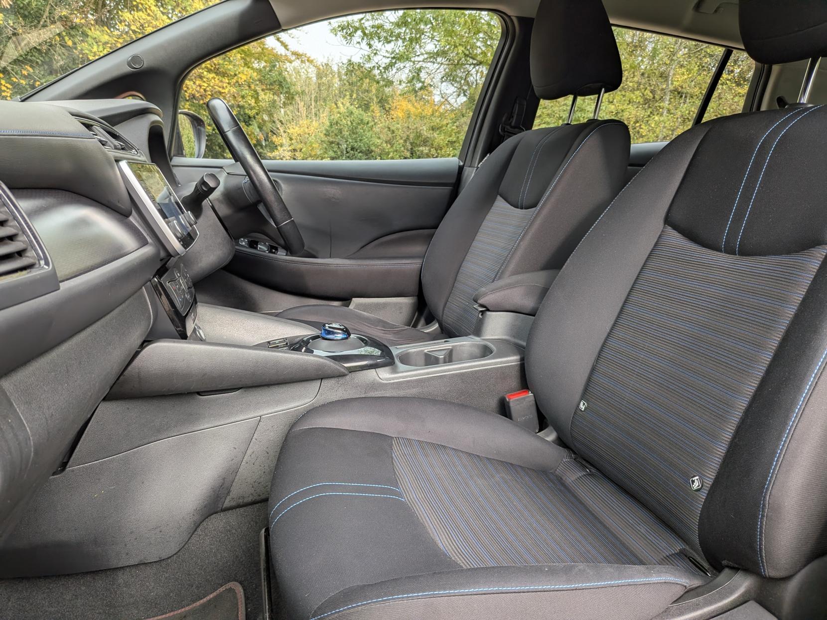 Nissan Leaf 40kWh Acenta Hatchback 5dr Electric Auto (150 ps)